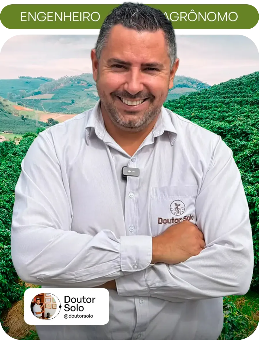Kaio Dias, o Doutor Solo, engenheiro agrônomo, em frente a uma lavoura de café